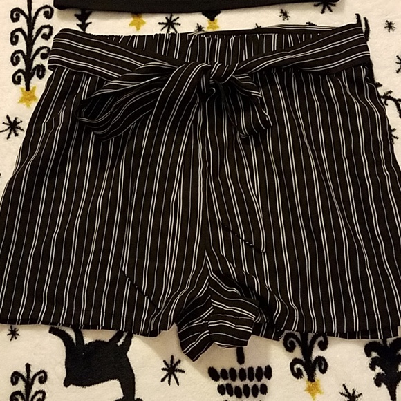 Cami crop top with belted short pant set! - Picture 4 of 7